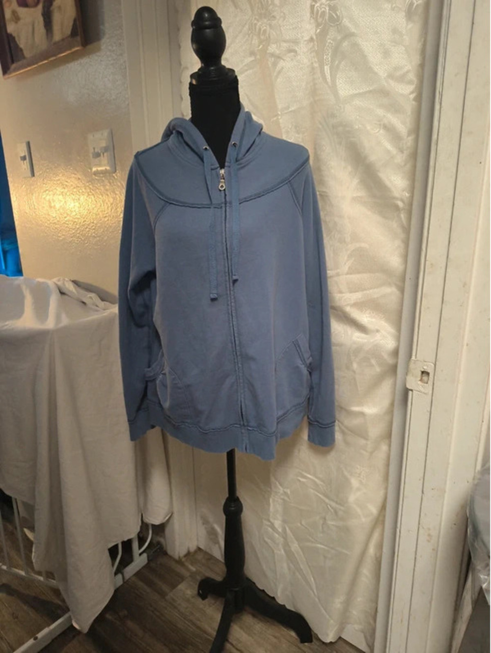 #VintageY2K #VintageMotherhood #Vintageziphoodieexposedseams #VintageMcBling